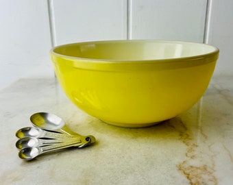 Vintage Old Pyrex Pyrex 525 イエローボウル Vintage 1945 Pyrex Yellow 4 Quart Mixing Bowl, Primary Set