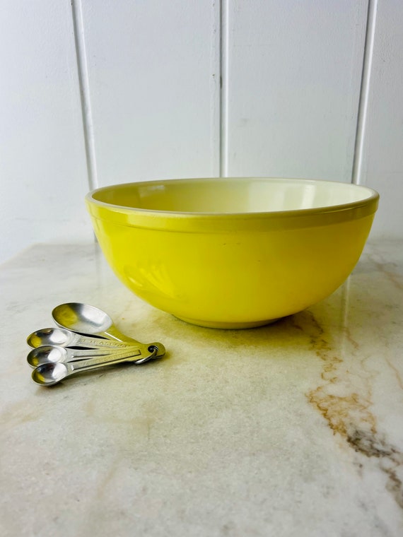 Vintage Original 1945 Pyrex Yellow Mixing Bowl, Primary set, Quart,  Large, Heavy, Farmhouse Kitchen Collectible, Christmas baking, Gift