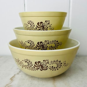Vintage Pyrex Homestead Bowl Set of 3, Rare Two-tone Brown Nesting Bowls 401 402 403, folk art pattern, chestnut caramel color, farm decor