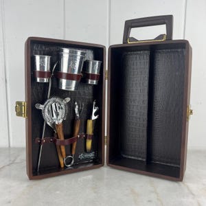 Vintage jaren 1970 originele Trav-L-Bar kofferbar, van Ever-Wear, faux alligator interieur, 4 kopjes, bargereedschap, draagbare pub, Liquor Locker, cadeau