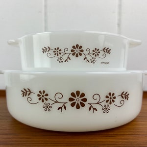 2 fuentes para hornear Dynaware Pyr-o-rex vintage, de vidrio opalino con estampado floral marrón, margarita marrón, con asas, ideales para la cocina de mediados de siglo, perfectas para regalar.