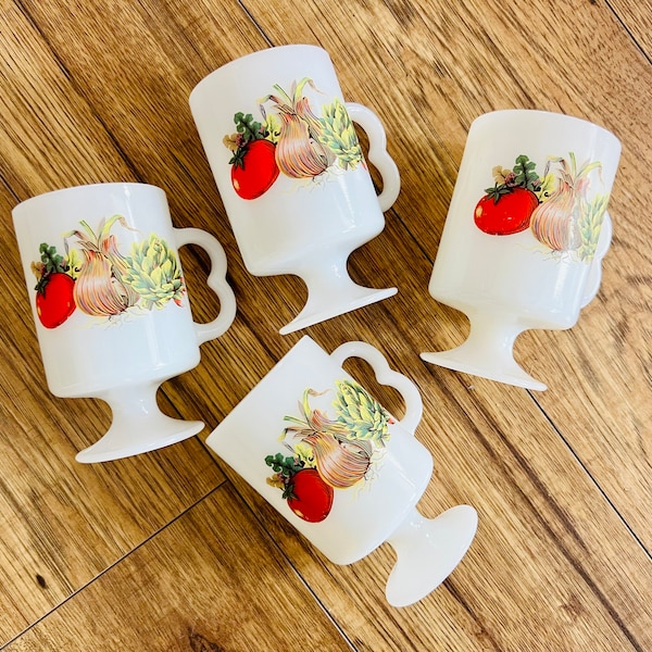 Vintage Pyrex Milchglas Becher Set von 4ern, Sockel Basis, Tomate, Zwiebel Avocado, passt zu Gewürz des Lebens, Primavera, JAJ Toskana, 1960er Jahre Dekor