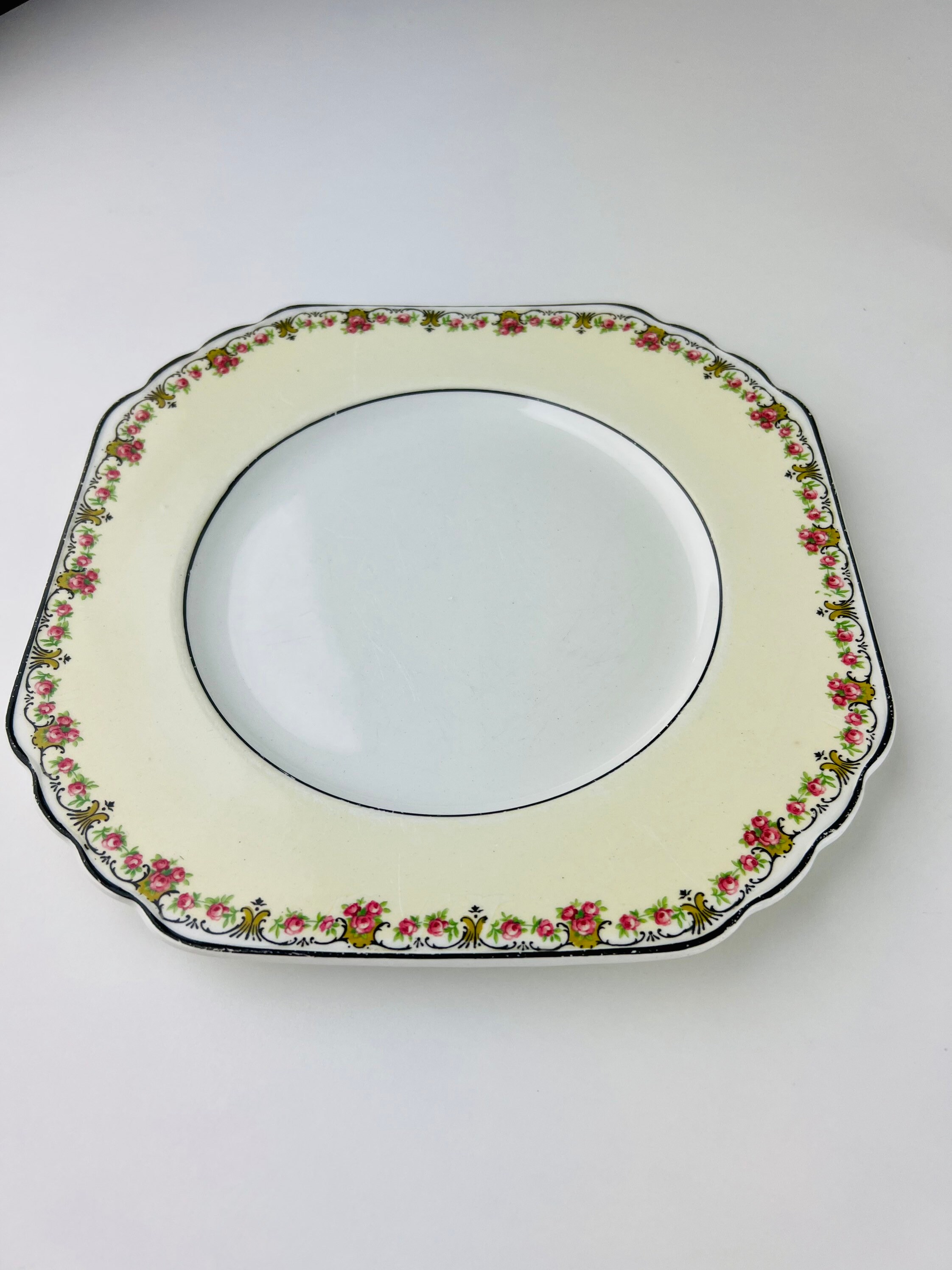 ウェッジウッド　アンティーク　プレート　バラ色 アンティーク ウェッジウッド チャーメイン プレート、手描き、黄色に