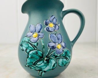 Brocca in ceramica vintage blu Herta Gertz, alta 5", viola decorata a mano 2634 a.C. Ceramica realizzata a Vancouver, brocca in ceramica da collezione, regalo