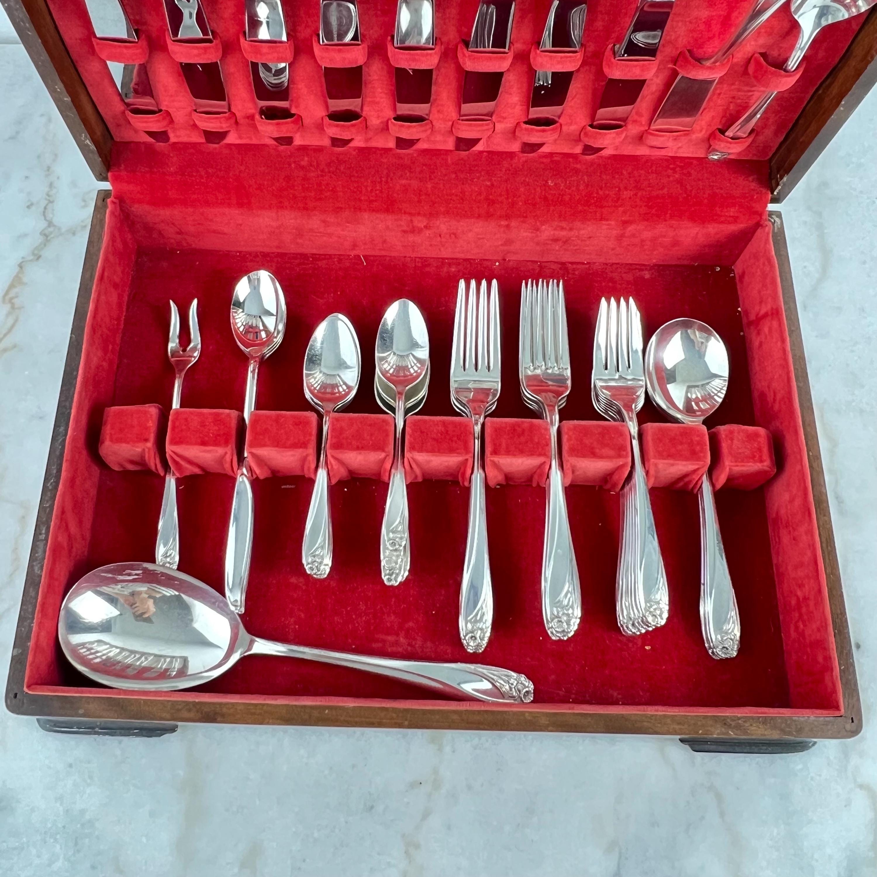 46-piece 1847 Rogers Bros Daffodil Silverware Set