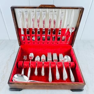 46-piece 1847 Rogers Bros Daffodil silverware set, silverplate cutlery for 8 plus Serving Pieces, 1950 pattern, perfect for wedding