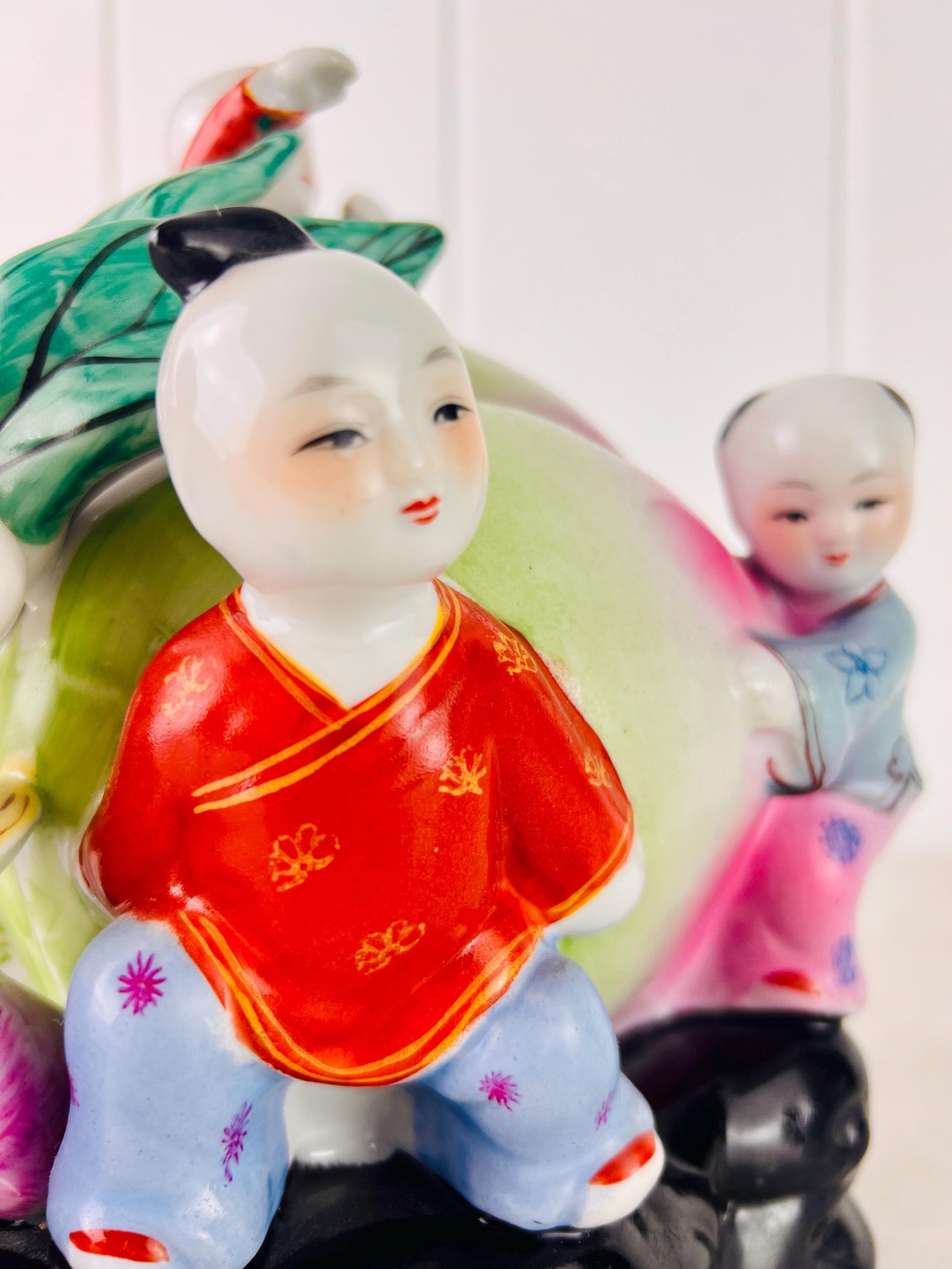 ヴィンテージ 9.5インチ 中国磁器の置物 寿涛 長寿桃 5人の子供