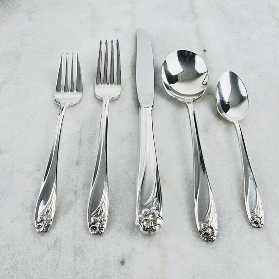 thumbnail interactive-video image 1 of 1847 Rogers Brothers Silverplate Flatware – Daffodil Pattern – Individual Pieces, Used 1 of 3