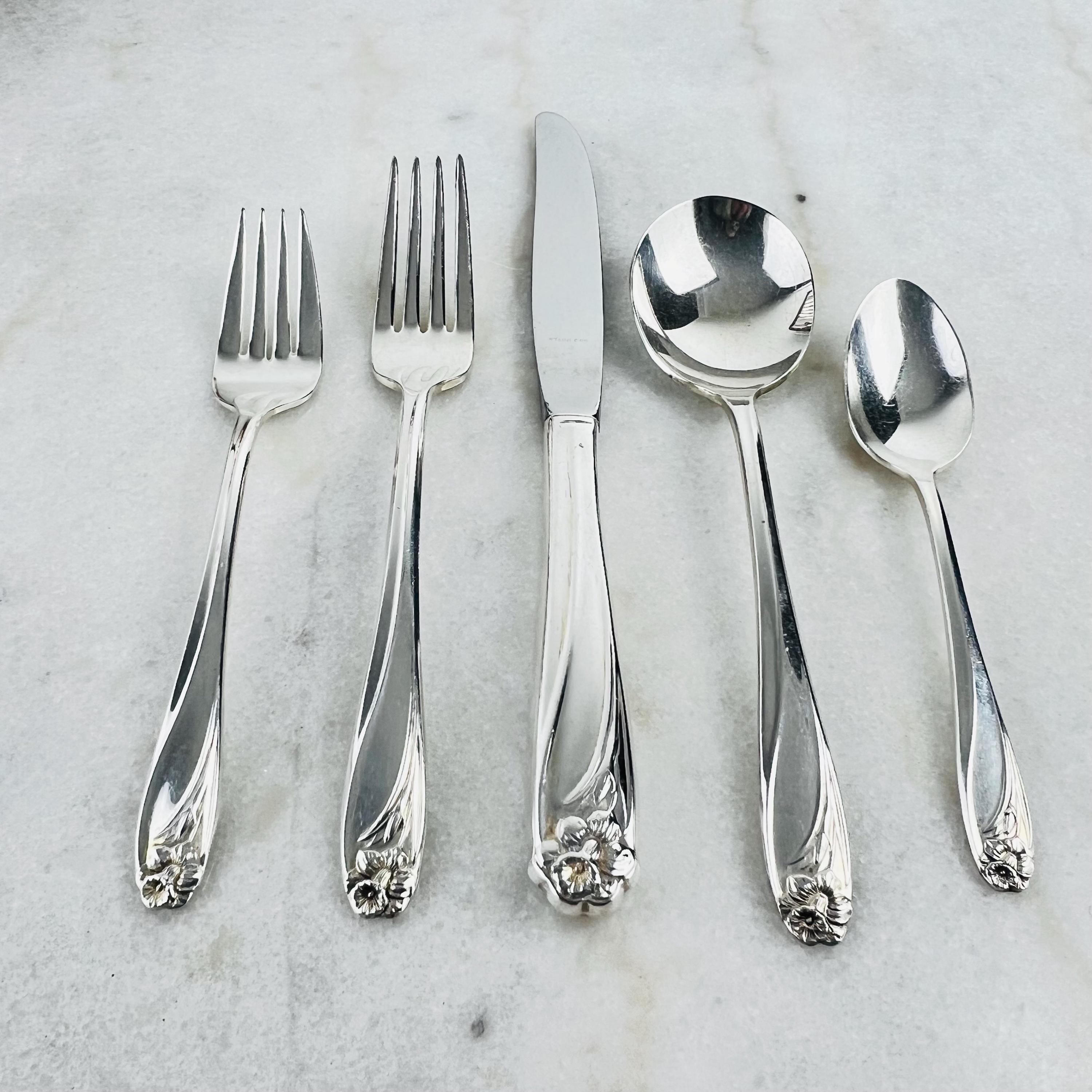 46-piece 1847 Rogers Bros Daffodil Silverware Set