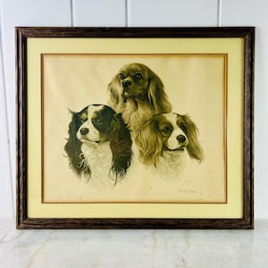 Seltene antike drei Cavalier King Charles Spaniels Farblithographie von Charles Frace, Hunde, Holzrahmen, doppelt verfilzt, Vintage Wandkunst, Geschenk