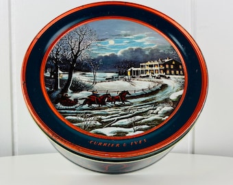 Scatola per biscotti vintage Currier & Ives, con scena invernale americana e decorazione per cucina in stile rustico.