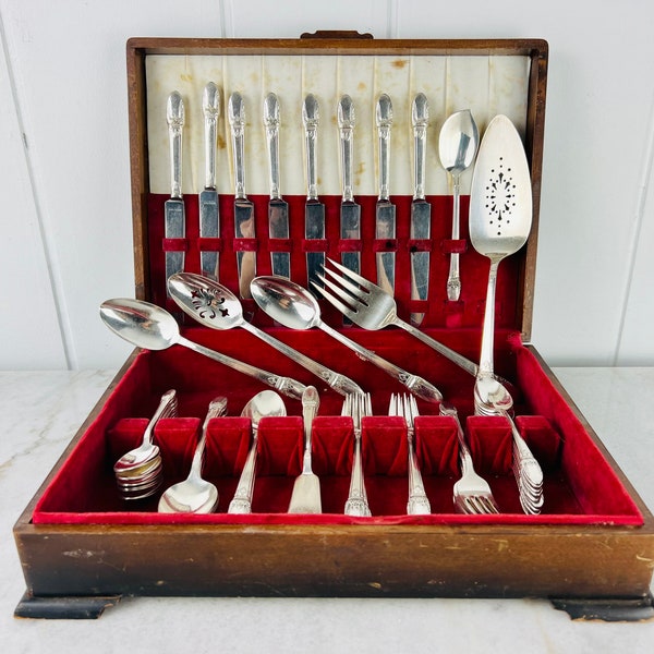 Vintage I.S. 1847 Rogers Bros First Love Silberbesteck, 58 Teile, versilbertes Besteck für 6 bis 8 plus Hostessen-Set, perfekt für Hochzeit