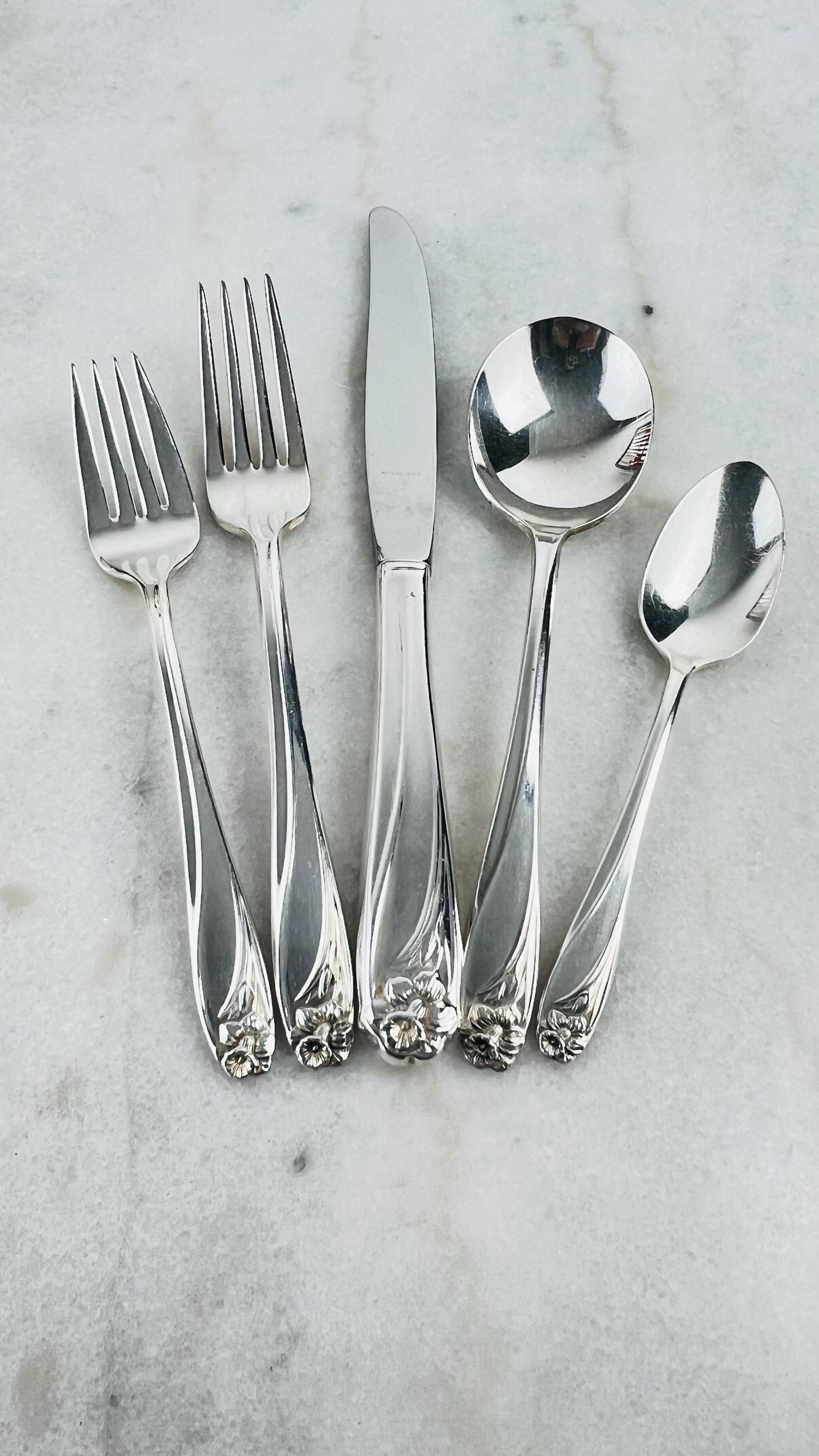 46-piece 1847 Rogers Bros Daffodil Silverware Set, Silverplate