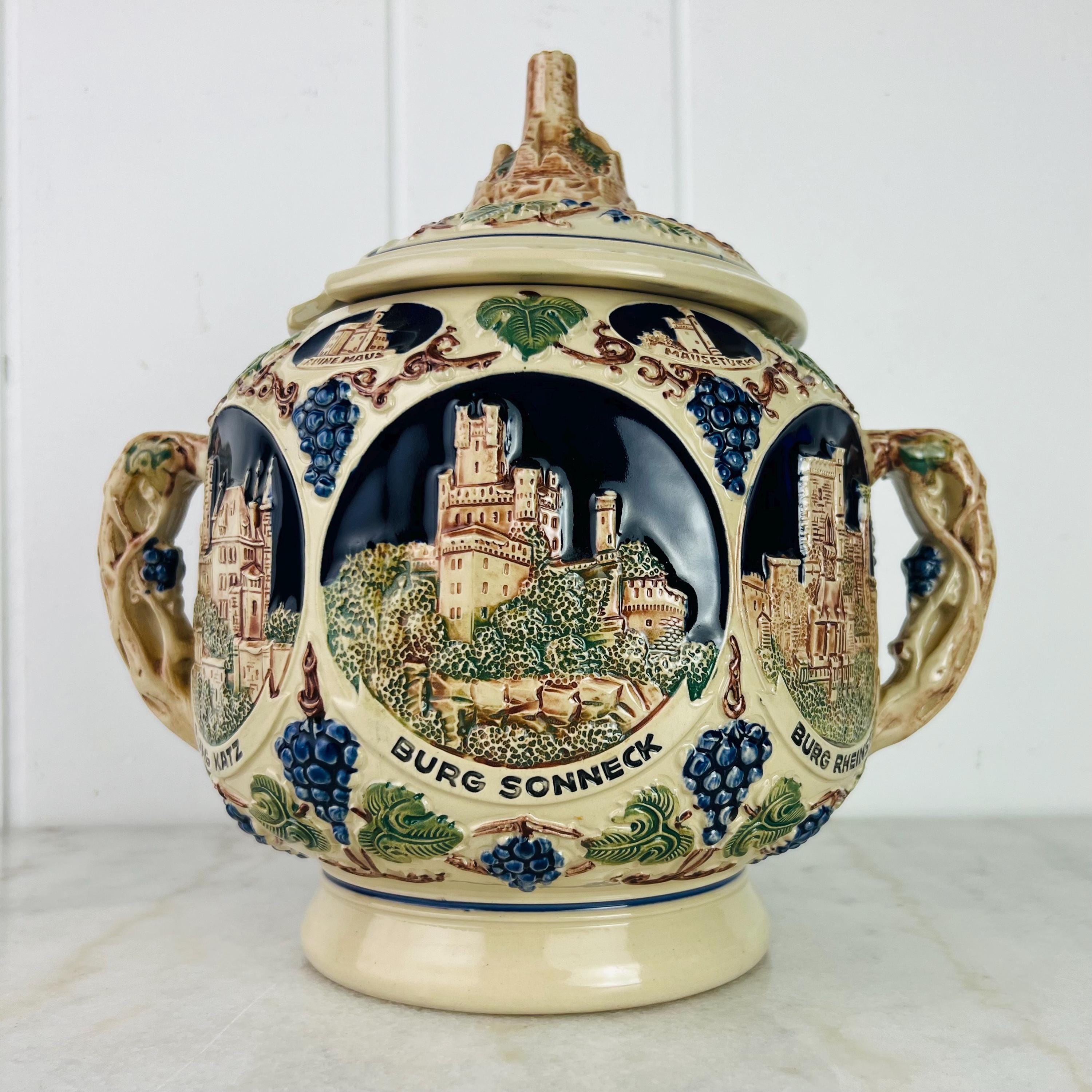 N3692   プレーンレースシェルディッシュ Vintage Gerz Tureen, West Germany, Castle Reliefs, Grape Vine