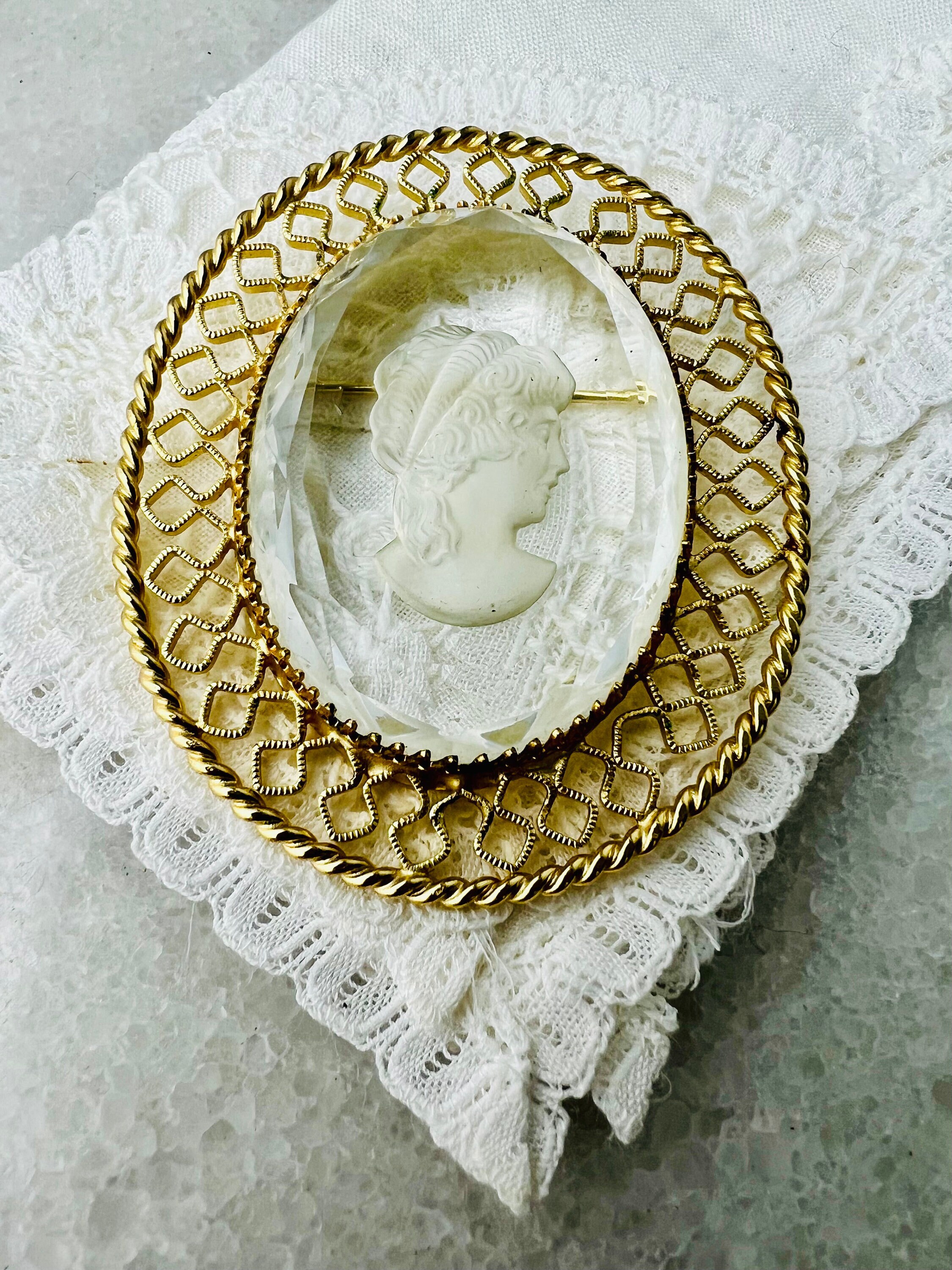 Ancienne Broche Vintage En Verre à Décor De Buste Femme Façon Camée - Cadre Doré - Bon état