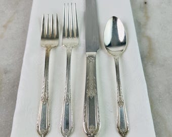 Wm Rogers Cotillion Art Deco Silverware set - Service for 8 - 32 piece
