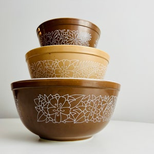 Vintage Pyrex Woodland Brown Bowls, nesting sizes 401, 402, 403, Pyrex Woodsy Flowers, for baking, collection, country kitchen decor, gift