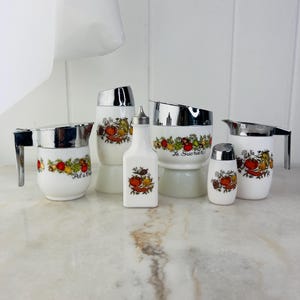 Vintage Spice O &#39;Life Pot O Creme, Sucrerie, Essig, Zuckerstreuer, Sirupkrug, von Gemco, Van Pan, Corning Ware Kompliment für die Retro-Küche
