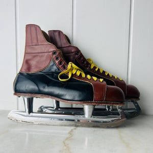 Vintage 1950er Jahre Major Hockey Skates, schwarzes Leder Braunes Leder zweifarbig Größe 12 1/3, Made in Canada, Manhöhlendekor, Sammlerstück