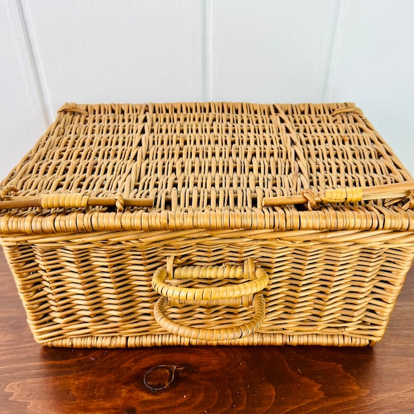 Vintage Woven Wicker Basket with closing lid, Suitcase style, for picnics, rustic home decor, boho decor, photo prop, display, gift