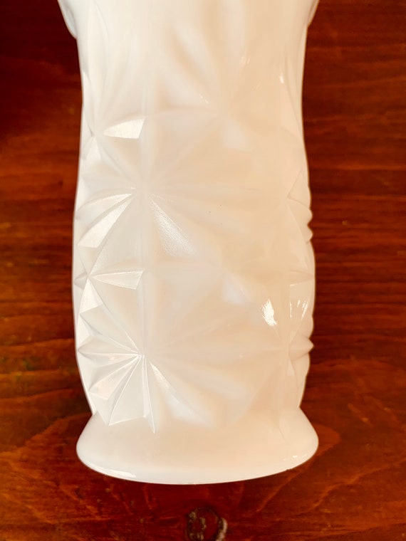 Hazel Atlas Design Milk Glass Vase Tulip Shape Scalloped Edge Vertical