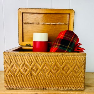 Antique Wicker Picnic Hamper, Pine frame, Regal Hamper Rockland Furniture, made in Montreal, storage, keepsake box grandmillenial home decor
