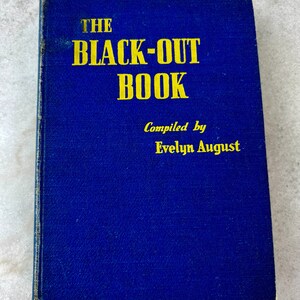 Peut inclure: Un livre bleu avec le titre "THE BLACK-OUT BOOK" en lettres jaunes. Le livre est compil&eacute; par Evelyn August.
