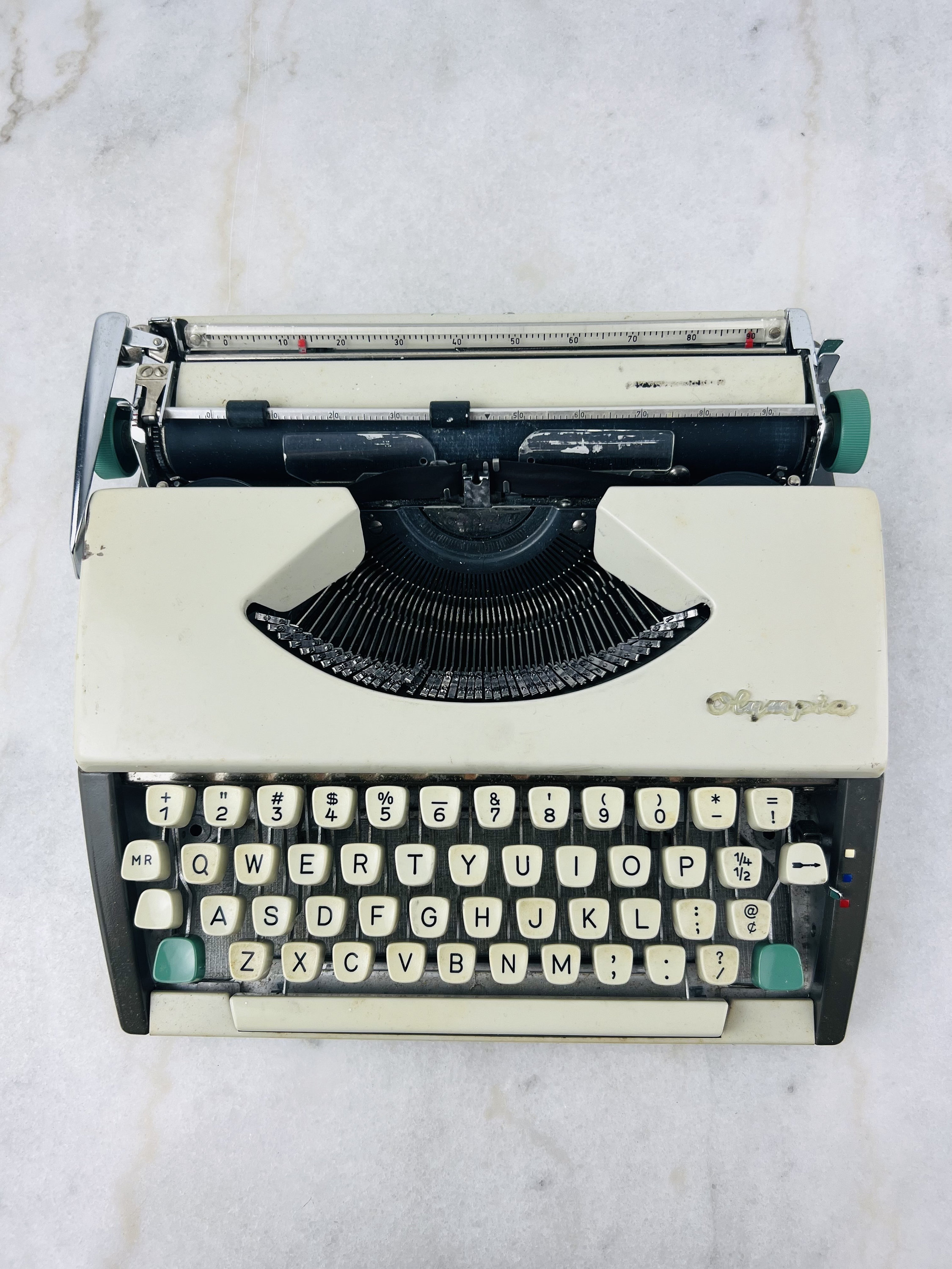 1962年製オリンピア デラックス ポータブルタイプライター：グレー