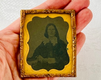 1830 年代から 1860 年代頃の、額縁に入ったスーツとネクタイ姿の男性