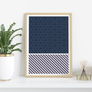 Puede incluir: Una impresión enmarcada con un patrón geométrico en tonos azules y blancos. La impresión está en un marco de madera y está colgada en una pared blanca.