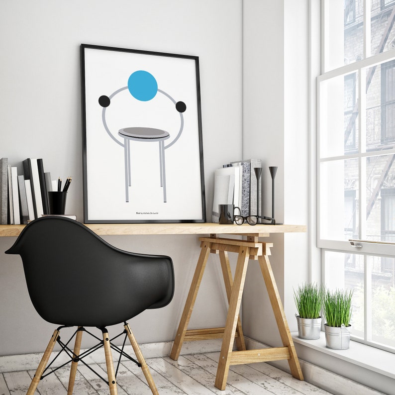 K&ouml;nnte beinhalten: Ein schwarzer gerahmter Poster mit einer minimalistischen Illustration eines Stuhls mit einem blauen Kreis dar&uuml;ber. Der Text "What we miss in the south" ist unter der Illustration gedruckt.