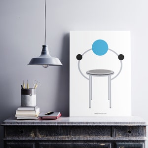 K&ouml;nnte beinhalten: Eine minimalistische Schwarzwei&szlig;-Illustration eines Stuhls mit einer grauen Sitzfl&auml;che und einem blauen Kreis oben. Der Stuhl befindet sich auf einem wei&szlig;en Hintergrund. "Pivot by Michael Thonet" ist unter dem Stuhl gedruckt.