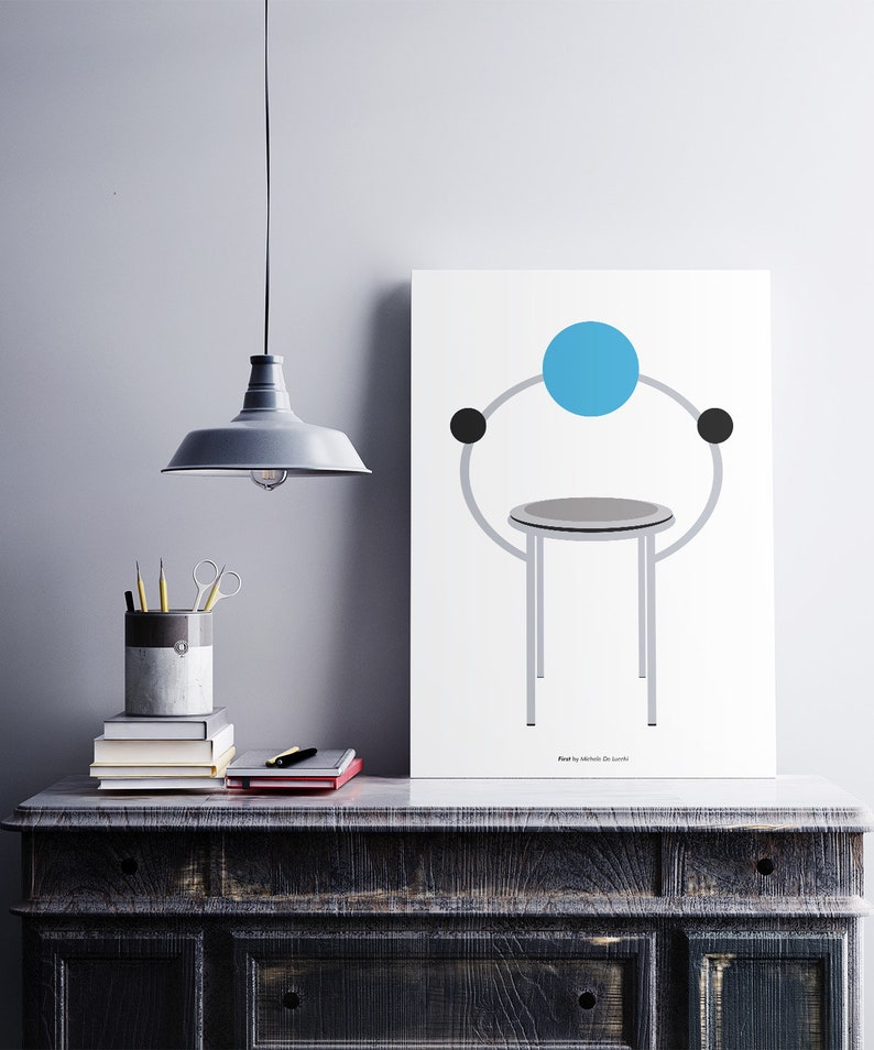K&ouml;nnte beinhalten: Eine minimalistische Schwarzwei&szlig;-Illustration eines Stuhls mit einer grauen Sitzfl&auml;che und einem blauen Kreis oben. Der Stuhl befindet sich auf einem wei&szlig;en Hintergrund. "Pivot by Michael Thonet" ist unter dem Stuhl gedruckt.
