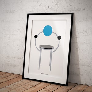 K&ouml;nnte beinhalten: Ein gerahmter Druck einer minimalistischen Illustration eines Stuhls mit einem blauen Kreis oben, zwei schwarzen Kreisen an den Seiten und dem Text "Piv&ocirc;t by Michele de Lucchi".