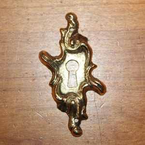 One Small Ornate Antique Cast Bronze Curio or Furniture Key Hole Escutcheon CC-25