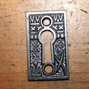 Ornate Antique Cast Iron Curio Furniture Keyhole Escutcheon Broken Leaf CC-66-GT