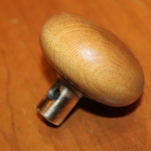 One  2-1/4&#39;&#39;  Refurbished Antique 1/2&quot; Base Wood Maple Door Knob U-9