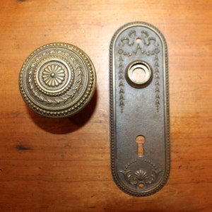 Victorian Yale and Towne Ituno Design M-10800 C:1899 Knob & Escutcheon   W-21