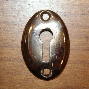 One Antique 1-5/8&quot; X 1-1/8&quot; Oval Cast Bronze Rosette Keyhole Escutcheon CC-13