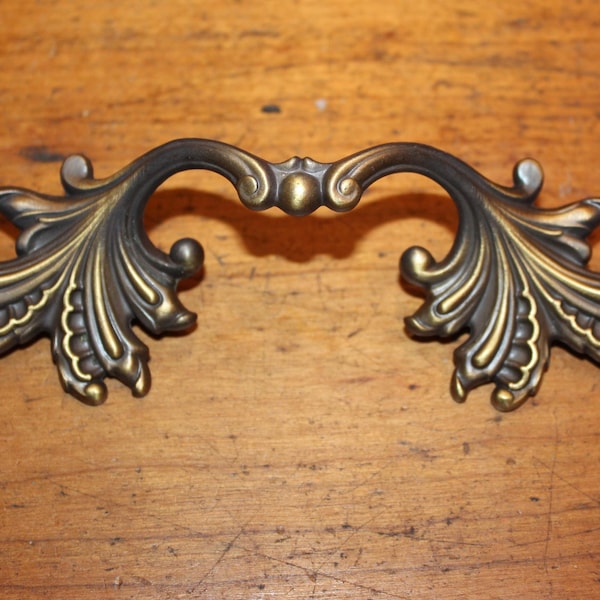 Tirador de cajón Amerock ornamentado de estilo provincial francés con acabado en latón antiguo GG-5