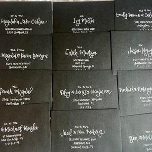 Handgeschriebene Kalligraphie Hochzeitseinladungen // Umschlag Adressierung // Save the Date // Umschläge