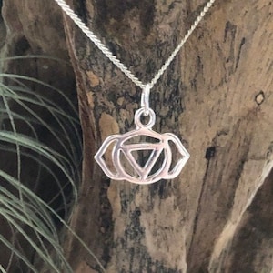 Op de afbeelding: Zilveren ketting met een gedetailleerde hanger in de vorm van het derde oog chakra symbool.