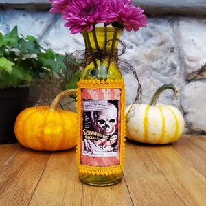 Retro-Halloween-Flasche. Schreiender Totenkopf. Gelbes Glas. Vintage-Stil Halloween Dekor, Flasche und Vase