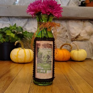 Retro-Halloween-Flasche. Grünes Glas. Penny Dreadful. Gehirn würde nicht sterben. Vintage-Stil Halloween Flasche, Vase und Dekor