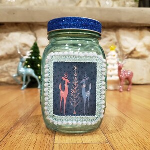Retro Weihnachtsglas. Blauer Hirsch Baum. Weihnachtsvase im Vintage-Stil