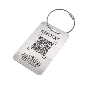 Könnte beinhalten: Ein rechteckiger, gebürsteter Metall-Gepäckanhänger mit einer Drahtschlaufe. Der Anhänger zeigt einen QR-Code und den Text "DEIN TEXT" und "GRAVURENKING". Der Anhänger ist silberfarben.