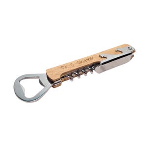 Op de afbeelding: Een multifunctionele wijnopener met een houten handvat en roestvrijstalen componenten. Voorzien van een kurkentrekker, flesopener en een klein mes. De tekst "Dr. C. Skupnik" is gegraveerd op het houten handvat.