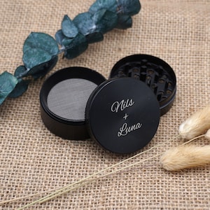 Grinder with individual labeling - 4-part aluminum herb crusher with pollen scraper