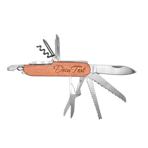 Puede incluir: Un cuchillo multiusos de bolsillo con mango de madera. El mango está grabado con el texto "Dein Text". El cuchillo tiene una variedad de herramientas, que incluyen una hoja, una sierra, un abridor de botellas, un sacacorchos y un destornillador.
