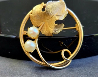Vintage Gold Tone Faux Pearl Leaf Brooch,Vintage Circular Leaf Brooch, Wedding Brooch, Botanical gold jewelry, Gift for Her, Gift for Mom